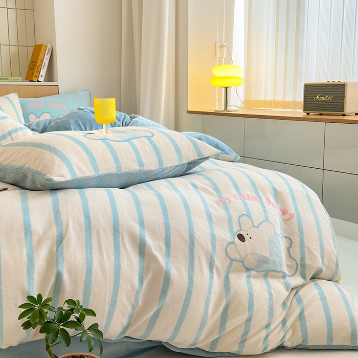 91家纺网 家纺一手货源 找家纺 2024新款大版卡通双面高克重牛奶绒床单款四件套 竖条狗狗蓝