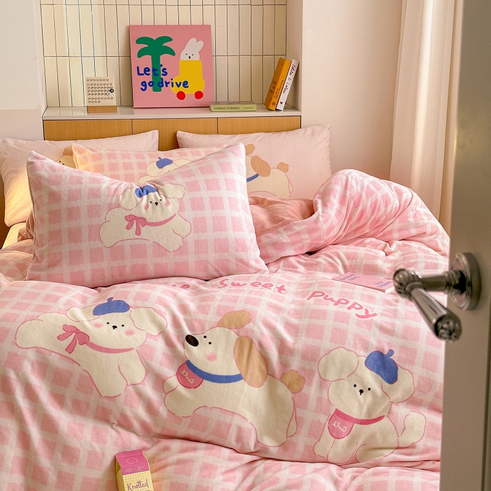 91家纺网 家纺一手货源 找家纺 2024新款大版卡通双面高克重牛奶绒床单款四件套 三只汪