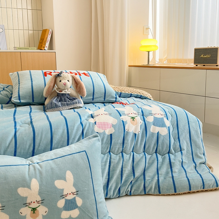 91家纺网 家纺一手货源 找家纺 2024新款卡通大版高克重牛奶绒豆豆被四件套 三只兔