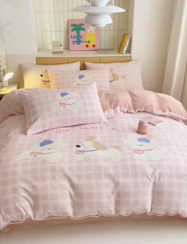91家纺网 家纺一手货源 找家纺 2024新款大版卡通双面高克重牛奶绒床单款四件套 三只汪