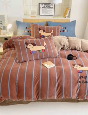 91家纺网 家纺一手货源 找家纺 2024新款大版卡通双面高克重牛奶绒床单款四件套 腊肠狗