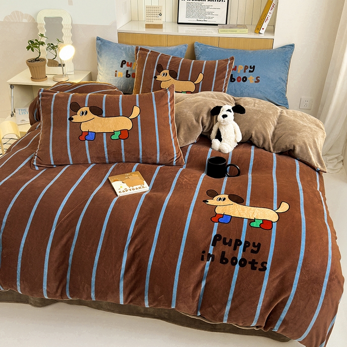 91家纺网 家纺一手货源 找家纺 2024新款大版卡通双面高克重牛奶绒床单款四件套 腊肠狗