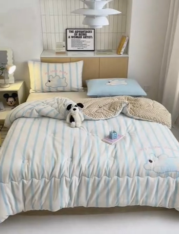 91家纺网 家纺一手货源 找家纺 2024新款卡通大版高克重牛奶绒豆豆被四件套 竖条狗狗蓝