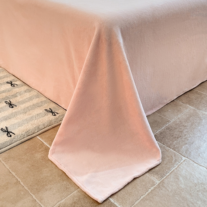 91家纺网 家纺一手货源 找家纺 呗旺鹿 2024新款高克重卡通印花牛奶绒四件套毛巾绣牛奶绒四件套 爱洗澡的几米