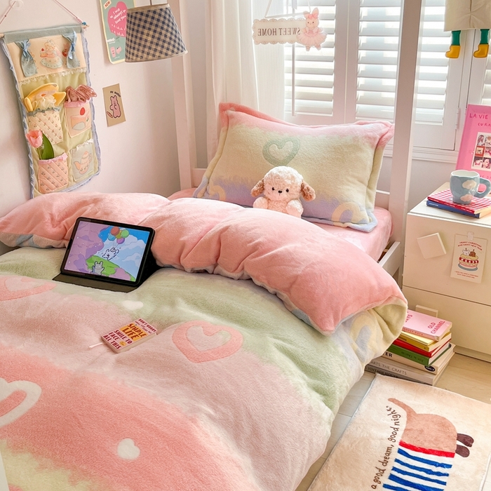 91家纺网 家纺一手货源 找家纺 川悦生活 2024新款雪花绒宿舍三件套 彩虹爱语粉