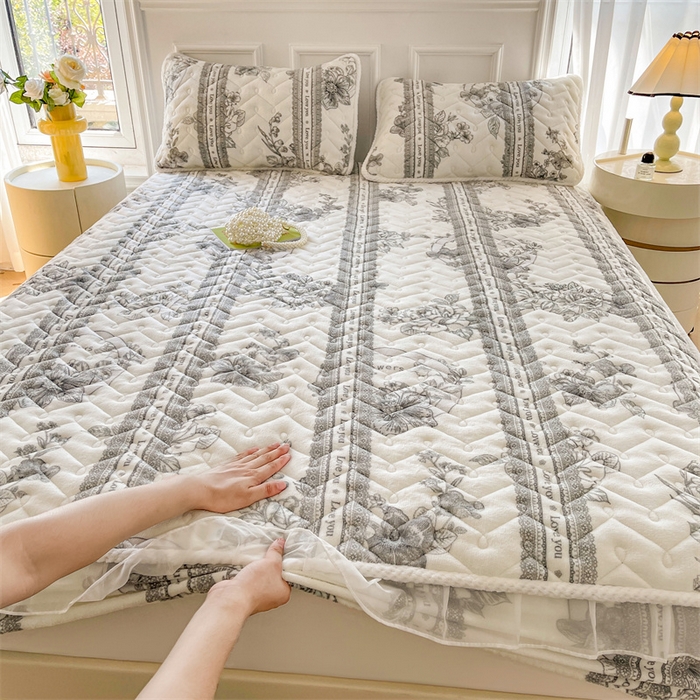 91家纺网 家纺一手货源 找家纺 小萌虎 2024新款牛奶绒夹棉花边床笠 秘境