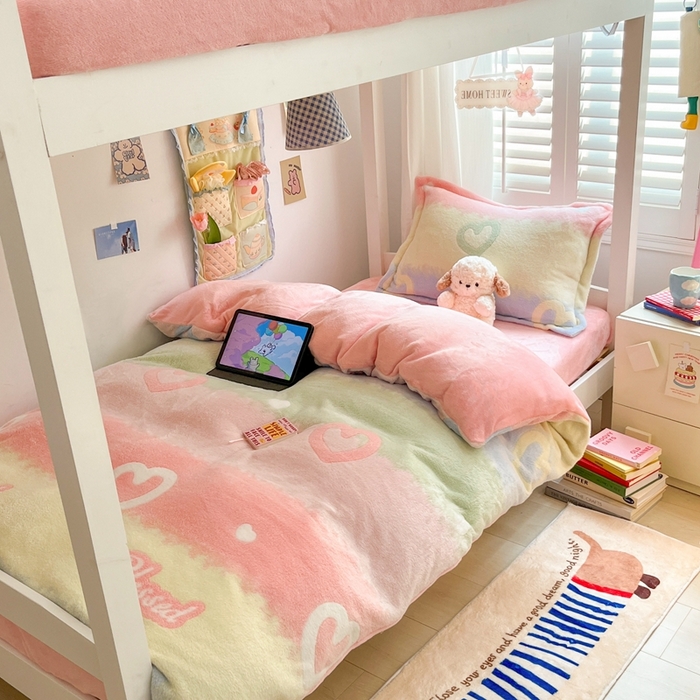 91家纺网 家纺一手货源 找家纺 川悦生活 2024新款雪花绒宿舍三件套 彩虹爱语粉