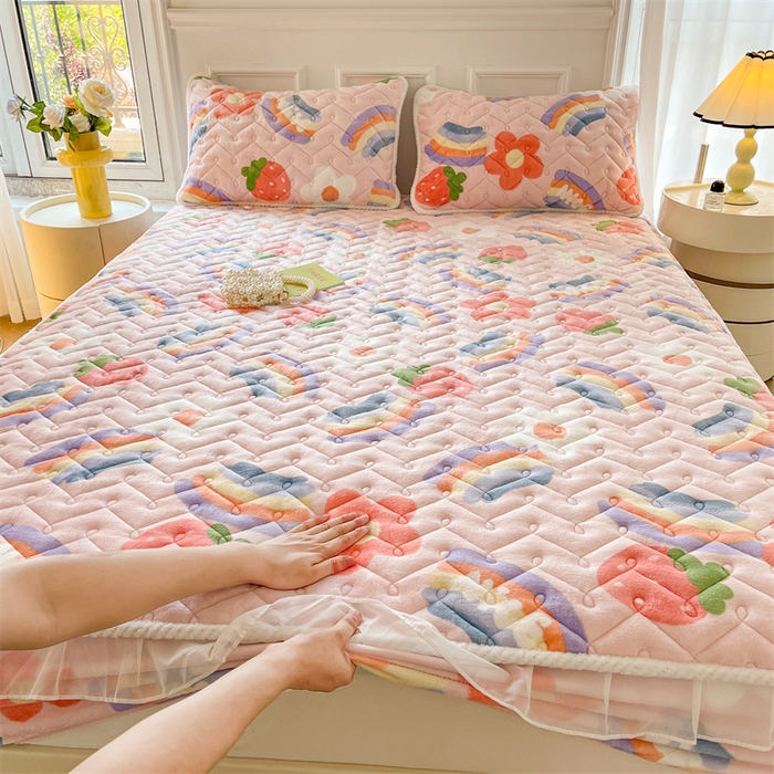 91家纺网 家纺一手货源 找家纺 小萌虎 2024新款牛奶绒夹棉花边床笠 彩虹乐园