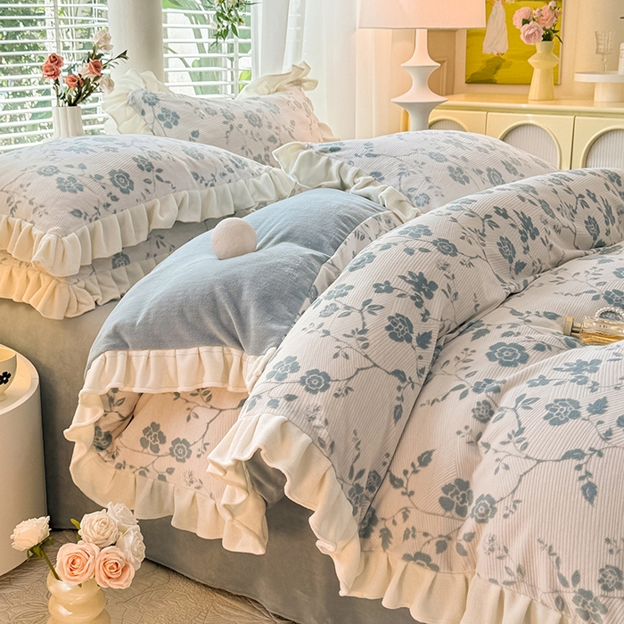 91家纺网 家纺一手货源 找家纺 大麦家纺 204新款高克重雕花牛奶绒四件套-爱丽丝 爱丽丝-天蓝