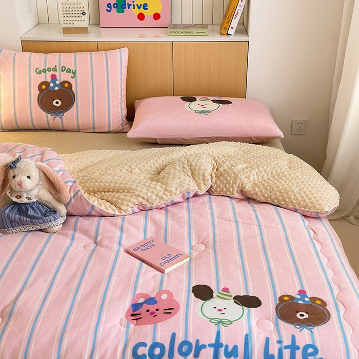 91家纺网 家纺一手货源 找家纺 2024新款卡通大版高克重牛奶绒豆豆被四件套 好朋友