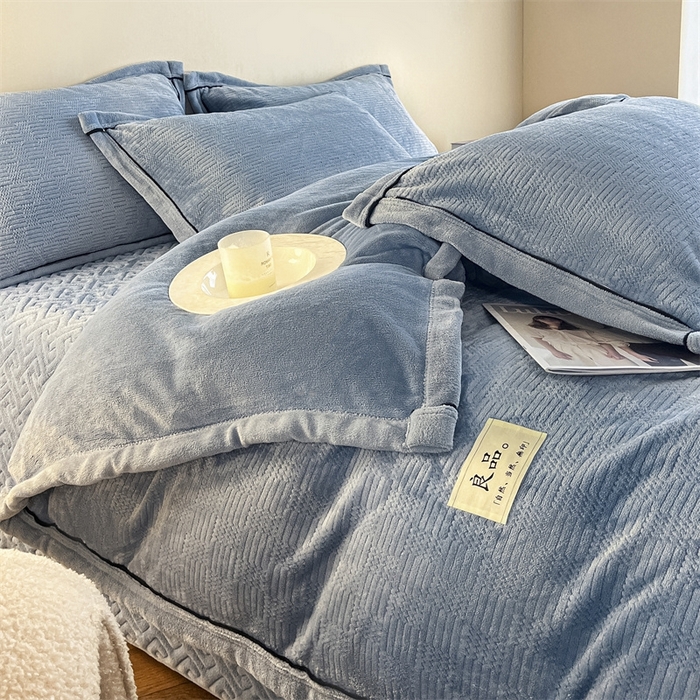 91家纺网 家纺一手货源 找家纺 欧邦 新款提花针织绒牛奶绒单被套夹棉床盖三件套四件套 初见-蔚蓝