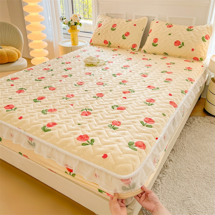 91家纺网 家纺一手货源 找家纺 小萌虎 2024新款牛奶绒夹棉花边床笠 郁金香