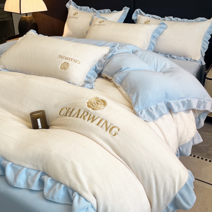 91家纺网 家纺一手货源 找家纺 耀达家居 2024新款高克重韩版纯色绣花刺绣牛奶绒四件套 山茶暖白+浅蓝