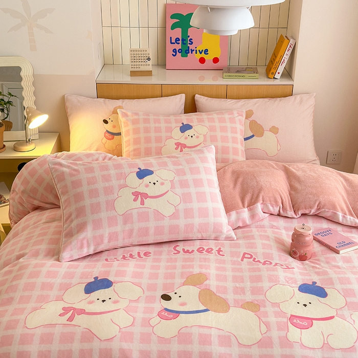 91家纺网 家纺一手货源 找家纺 2024新款大版卡通双面高克重牛奶绒床单款四件套 三只汪