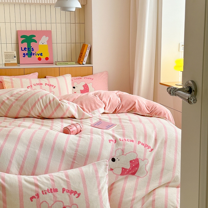 91家纺网 家纺一手货源 找家纺 2024新款大版卡通双面高克重牛奶绒床单款四件套 竖条狗狗粉