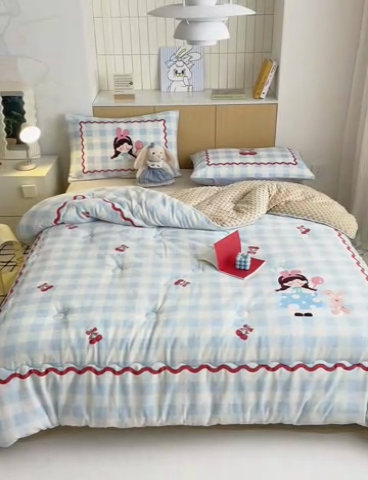 91家纺网 家纺一手货源 找家纺 2024新款卡通大版高克重牛奶绒豆豆被四件套 小女孩