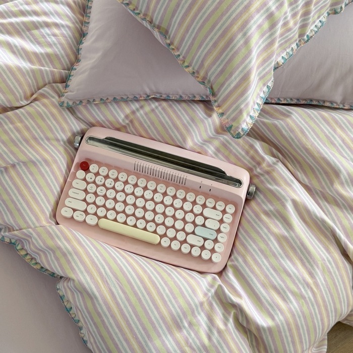 91家纺网 家纺一手货源 找家纺 艾莱家纺 2024新款七彩贝壳系列100S全棉柔顺加厚磨毛四件套 幻珊-紫细条