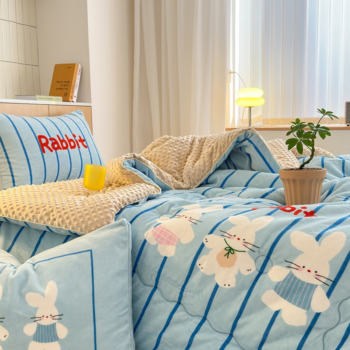 91家纺网 家纺一手货源 找家纺 2024新款卡通大版高克重牛奶绒豆豆被四件套 三只兔