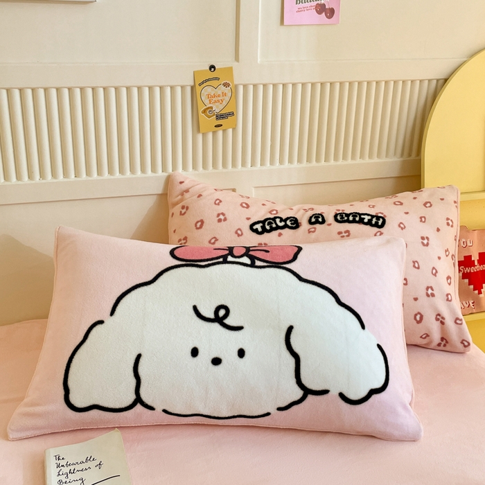 91家纺网 家纺一手货源 找家纺 呗旺鹿 2024新款高克重卡通印花牛奶绒四件套毛巾绣牛奶绒四件套 爱洗澡的几米