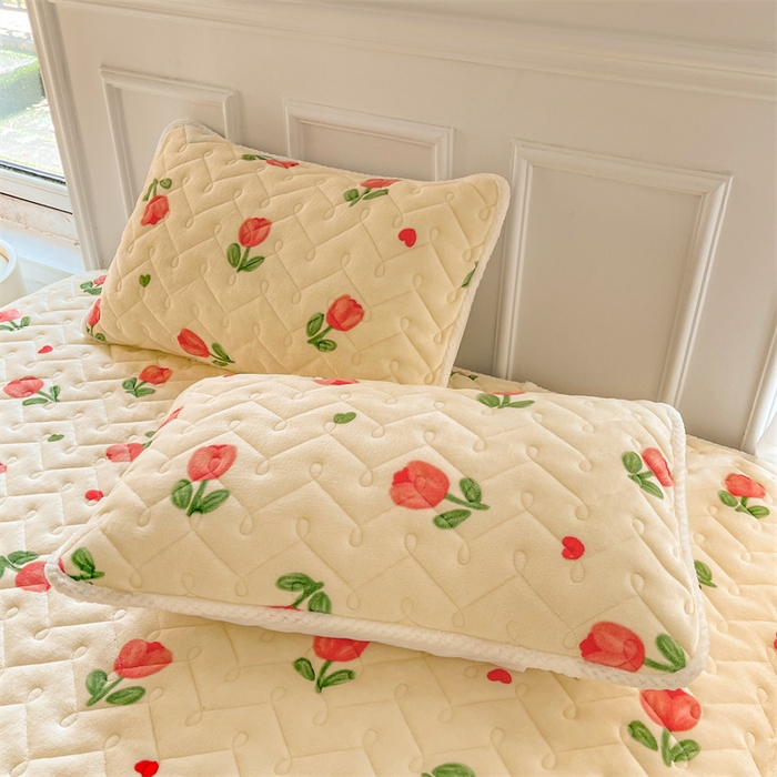 91家纺网 家纺一手货源 找家纺 小萌虎 2024新款牛奶绒夹棉花边床笠 郁金香