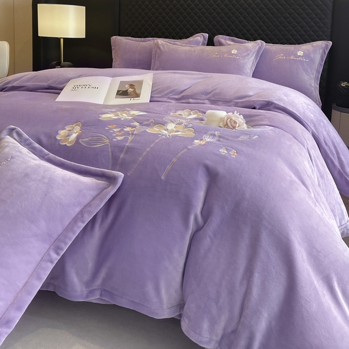 91家纺网 家纺一手货源 找家纺 畅畅家纺 2024秋冬新款牛奶绒绣花四件套 芳华-伊莉莎系列 伊莉莎-紫色