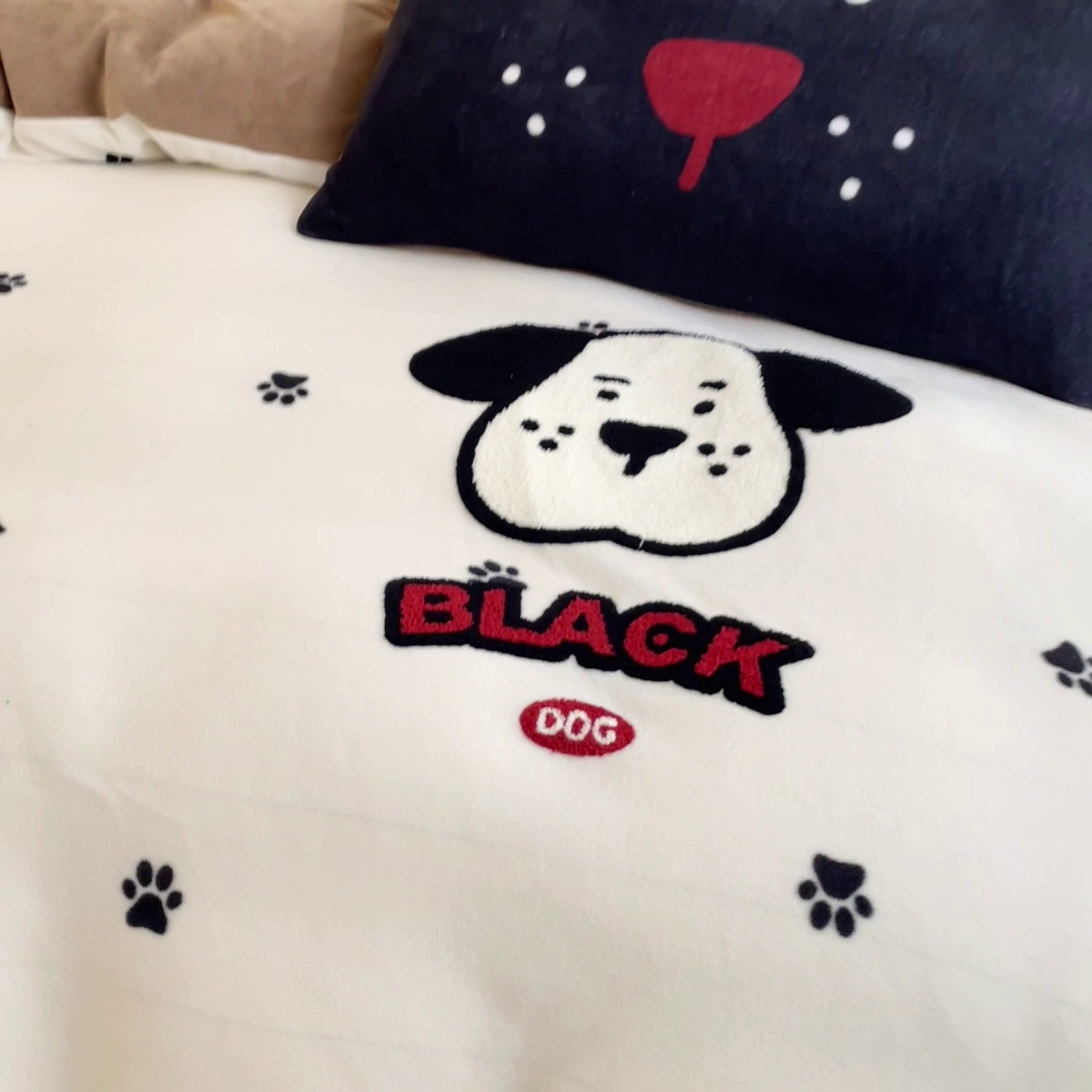 91家纺网 家纺一手货源 找家纺 呗旺鹿 2024新款高克重卡通印花牛奶绒四件套毛巾绣牛奶绒四件套 斑点特斯拉