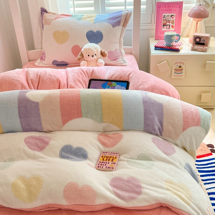 91家纺网 家纺一手货源 找家纺 川悦生活 2024新款雪花绒宿舍三件套 彩虹爱心粉