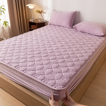 91家纺网 家纺一手货源 找家纺 衿成家纺 2025新款牛奶绒夹棉床笠-四叶草 四叶草-香芋紫