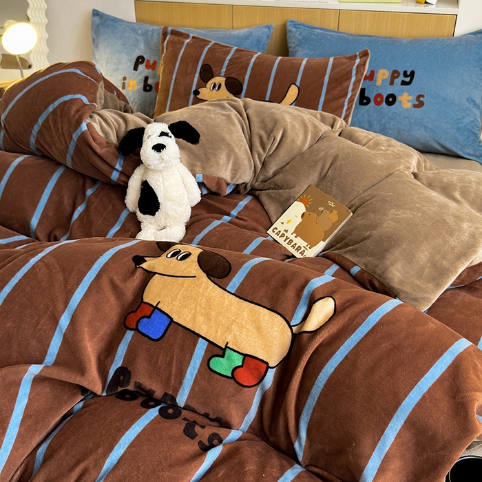 91家纺网 家纺一手货源 找家纺 2024新款大版卡通双面高克重牛奶绒床单款四件套 腊肠狗