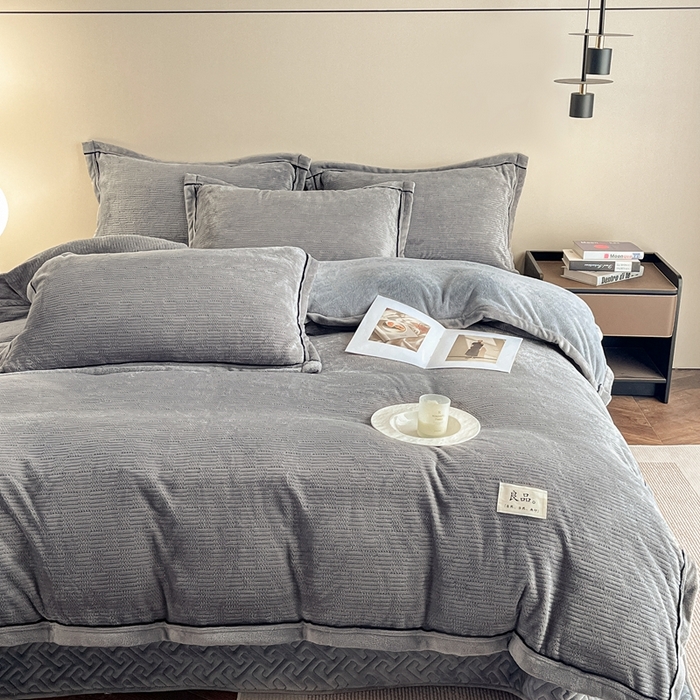 91家纺网 家纺一手货源 找家纺 欧邦 新款提花针织绒牛奶绒单被套夹棉床盖三件套四件套 初见-珍珠灰