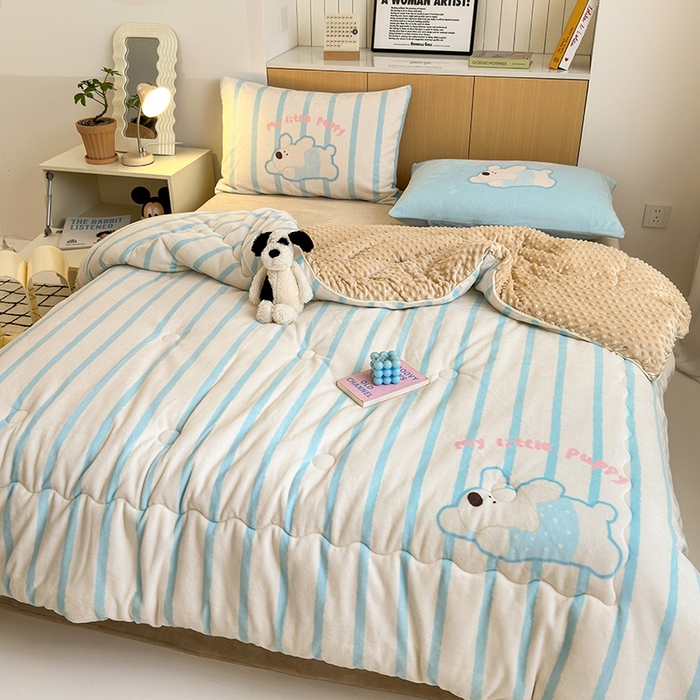 91家纺网 家纺一手货源 找家纺 2024新款卡通大版高克重牛奶绒豆豆被四件套 竖条狗狗蓝