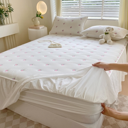 91家纺网 家纺一手货源 找家纺 （总）尊康家纺（原磊科） 2024新款全棉色织床裙款床笠-两情相悦