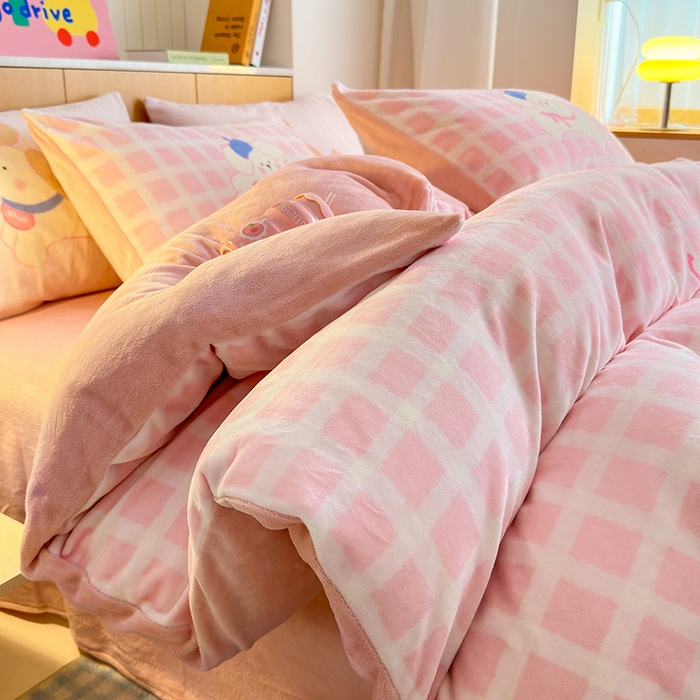 91家纺网 家纺一手货源 找家纺 2024新款大版卡通双面高克重牛奶绒床单款四件套 三只汪