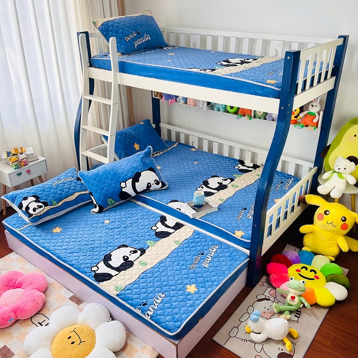 91家纺网 家纺一手货源 找家纺 小虾米 2024新款加厚上下床牛奶绒夹棉床笠款 熊猫帕帕