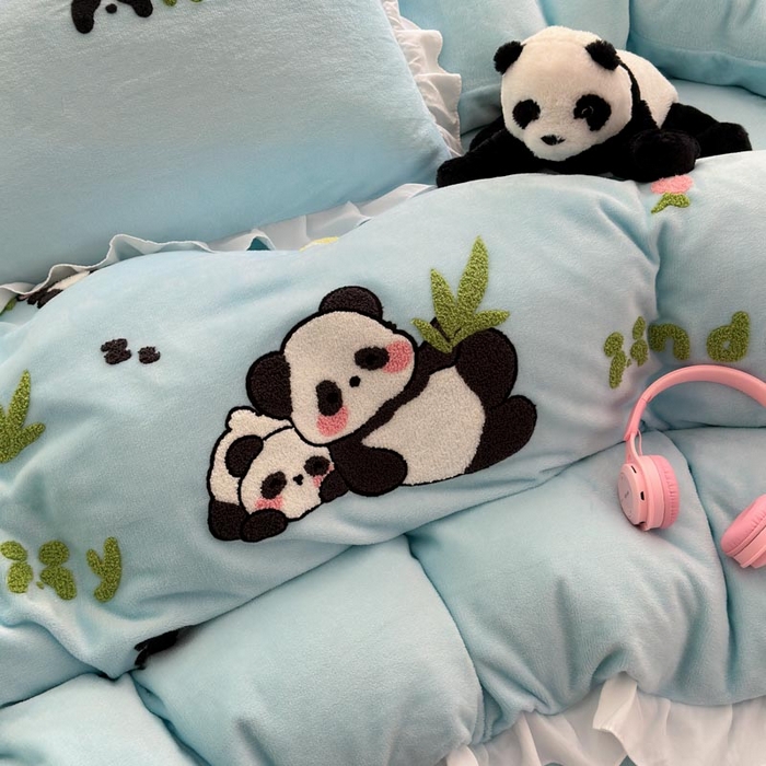 91家纺网 家纺一手货源 找家纺 易禾家纺 2024新款高克重加厚保暖牛奶绒四件套熊猫宝宝系列 熊猫宝宝--蓝