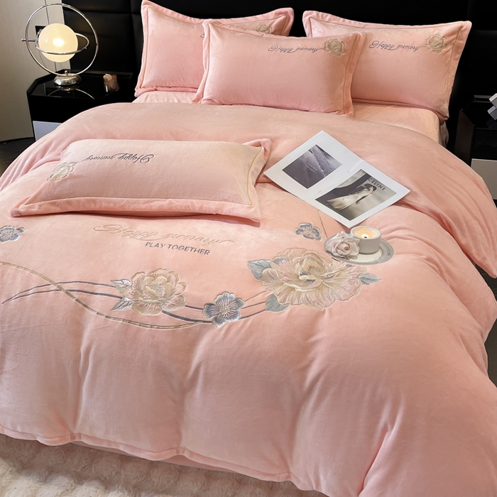 91家纺网 家纺一手货源 找家纺 畅畅家纺 2024秋冬新款牛奶绒绣花四件套 芳华-伊莉莎系列 芳华-浅粉