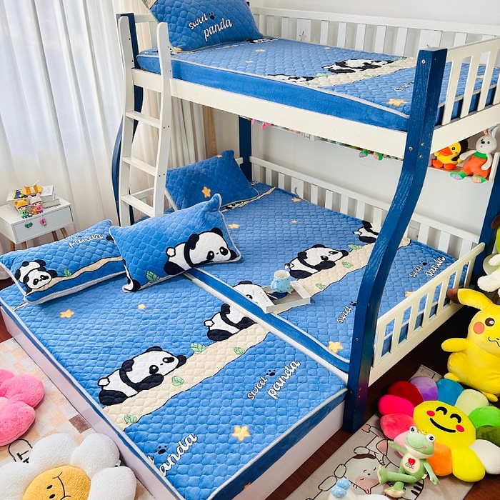 91家纺网 家纺一手货源 找家纺 小虾米 2024新款加厚上下床牛奶绒夹棉床笠款 熊猫帕帕