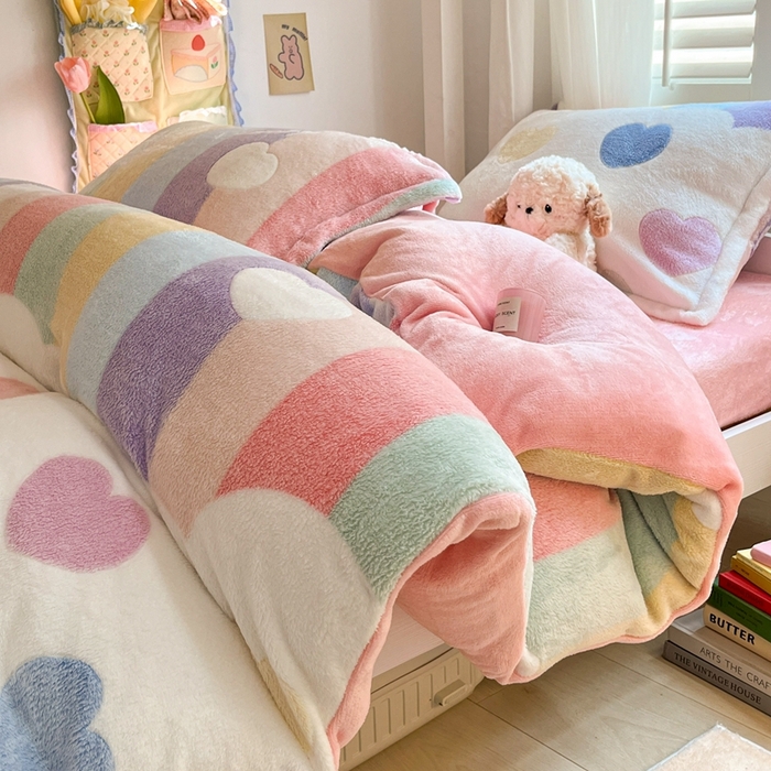 91家纺网 家纺一手货源 找家纺 川悦生活 2024新款雪花绒宿舍三件套 彩虹爱心粉