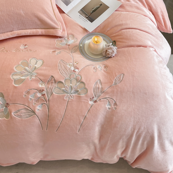 91家纺网 家纺一手货源 找家纺 畅畅家纺 2024秋冬新款牛奶绒绣花四件套 芳华-伊莉莎系列 伊莉莎-浅粉