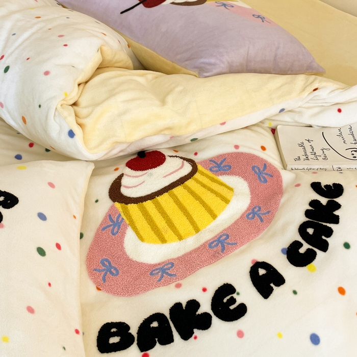 91家纺网 家纺一手货源 找家纺 呗旺鹿 2024新款高克重卡通印花牛奶绒四件套毛巾绣牛奶绒四件套 樱桃蛋糕