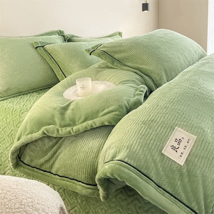 91家纺网 家纺一手货源 找家纺 欧邦 新款提花针织绒牛奶绒单被套夹棉床盖三件套四件套 初见-草绿