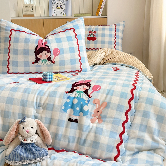 91家纺网 家纺一手货源 找家纺 2024新款卡通大版高克重牛奶绒豆豆被四件套 小女孩