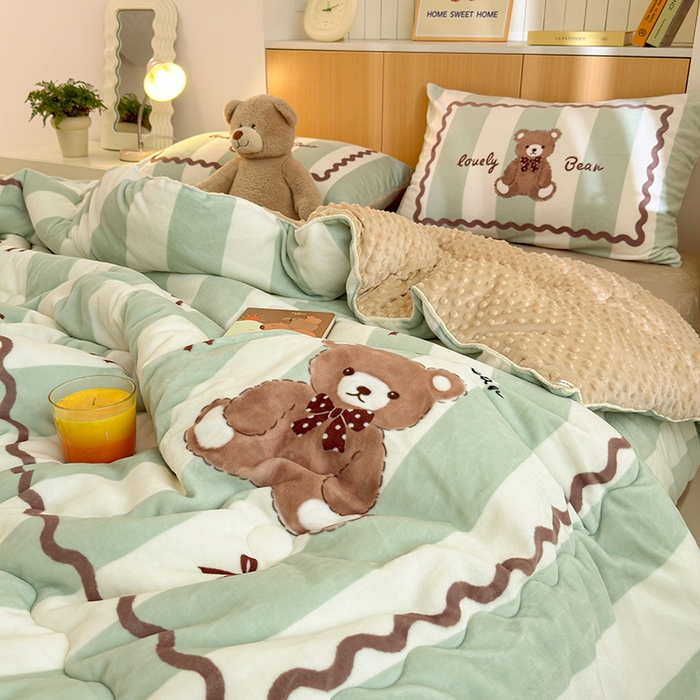 91家纺网 家纺一手货源 找家纺 2024新款卡通大版高克重牛奶绒豆豆被四件套 咖啡熊