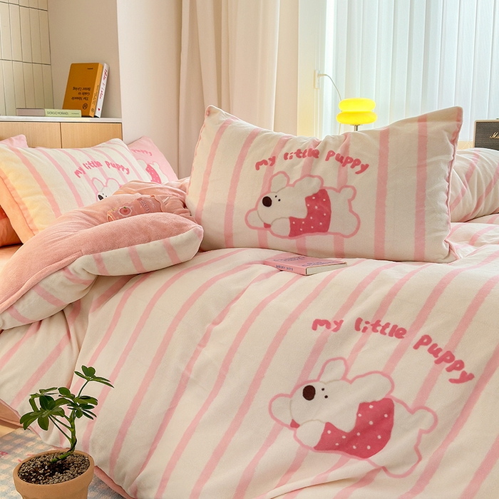 91家纺网 家纺一手货源 找家纺 2024新款大版卡通双面高克重牛奶绒床单款四件套 竖条狗狗粉