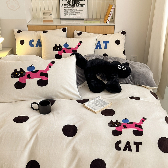 91家纺网 家纺一手货源 找家纺 2024新款大版卡通双面高克重牛奶绒床单款四件套 小猫