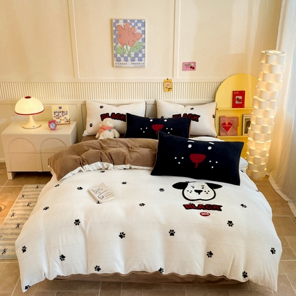 91家纺网 家纺一手货源 找家纺 呗旺鹿 2024新款高克重卡通印花牛奶绒四件套毛巾绣牛奶绒四件套 斑点特斯拉