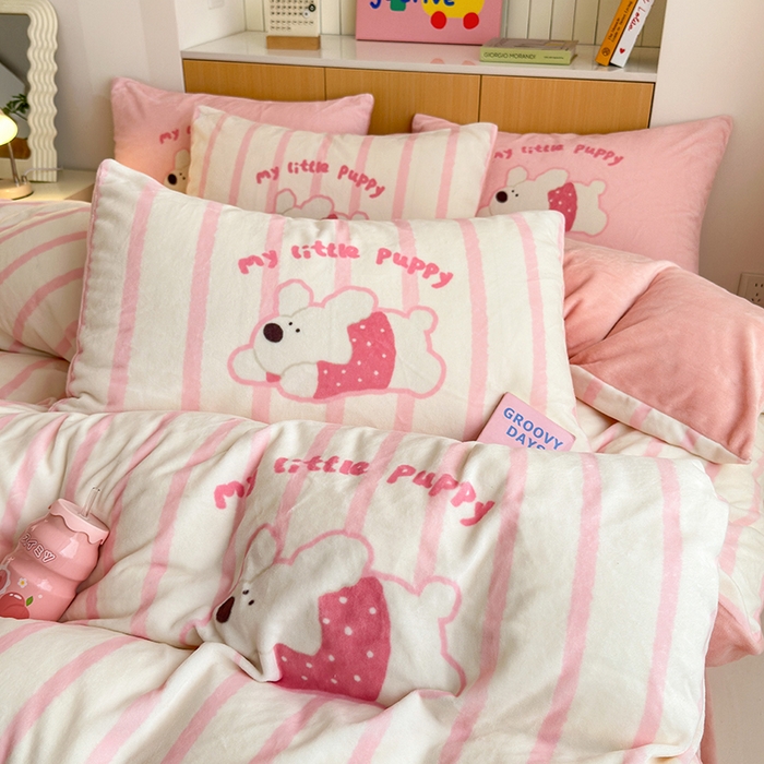 91家纺网 家纺一手货源 找家纺 2024新款大版卡通双面高克重牛奶绒床单款四件套 竖条狗狗粉