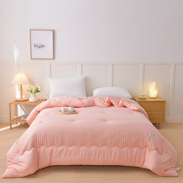 91家纺网 家纺一手货源 找家纺 预言家纺 2024新款良品压花冬被子母被 良品粉