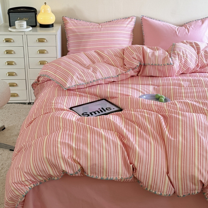 91家纺网 家纺一手货源 找家纺 艾莱家纺 2024新款七彩贝壳系列100S全棉柔顺加厚磨毛四件套 幻珊-粉细条