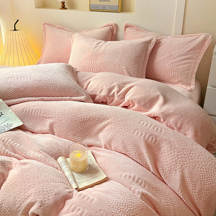 91家纺网 家纺一手货源 找家纺 （总）2024新款牛奶绒雕花加厚保暖高克重床单床笠三四件套奶油纯色